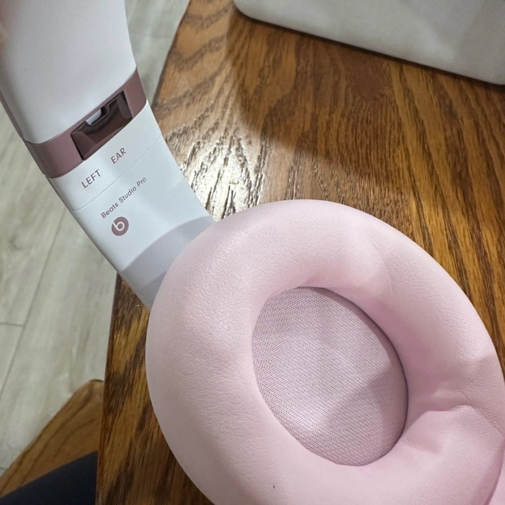 Beats by Dre
Beats Studio Pro
Bluetooth Wireless
Headphones - Matte Pink - Picture 9 of 13